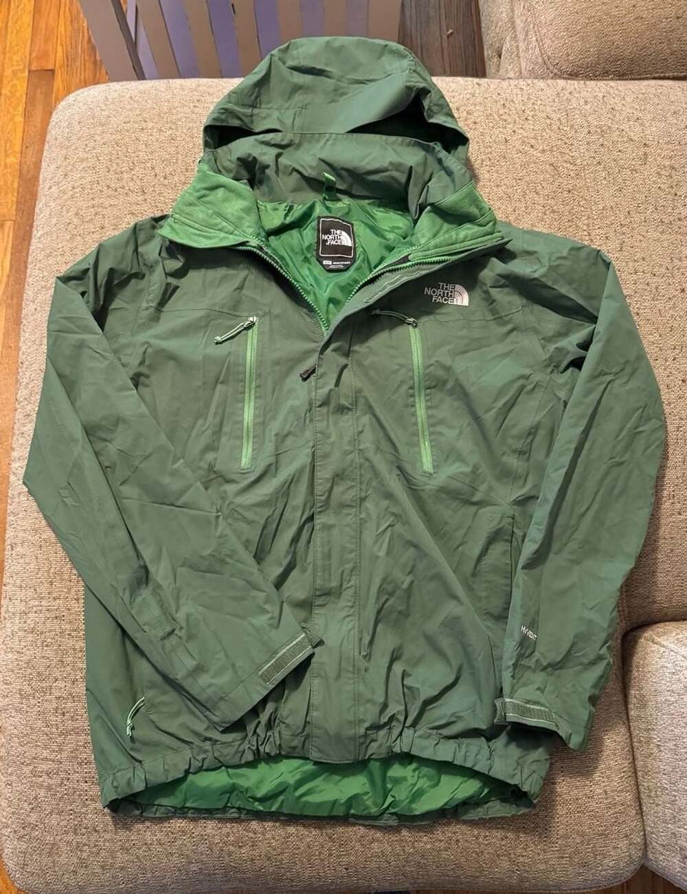 The North Face HyVent Rain Jacket Windbreaker Size M Green